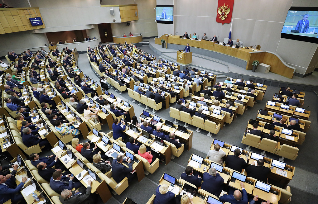 Первое заседание государственной думы открывает. Госдума нижняя палата. Парламент РФ В 97. Идентификация депутатов на заседании.