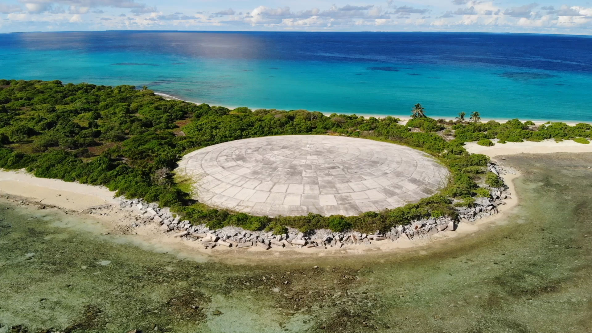 Could island. Остров Рунит, Атолл Эниветок, Маршалловы острова. Атолле Эниветок на острове Маршалл. Атолл бикини Маршалловы острова. Купол Рунит, Маршалловы острова.